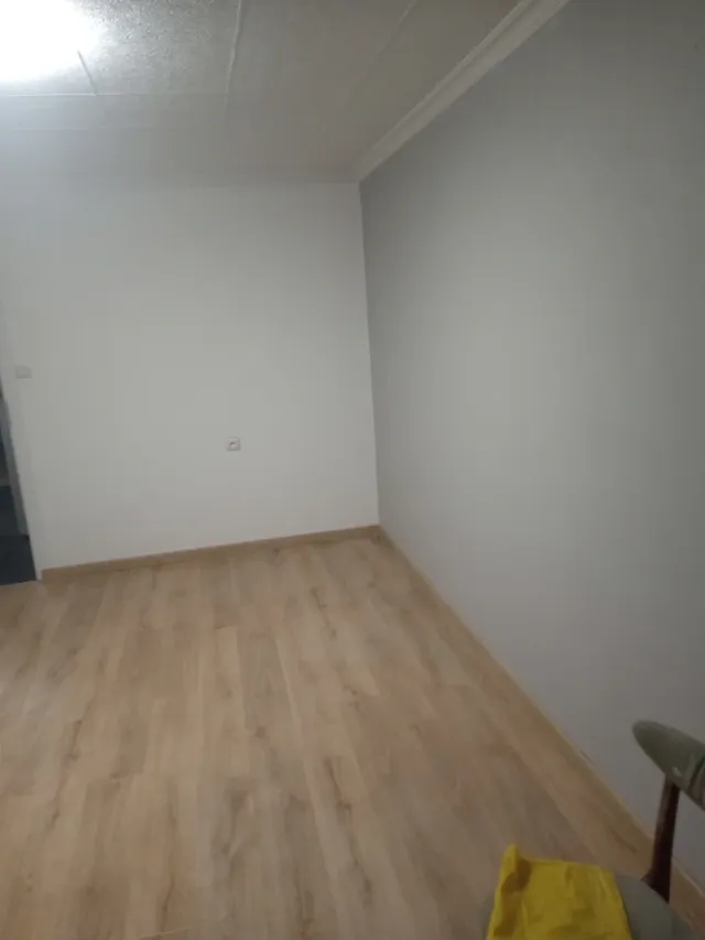 Zamontowane panele podłogowe w kolorze dębu w pokoju po remoncie, realizacja w Krakowie
