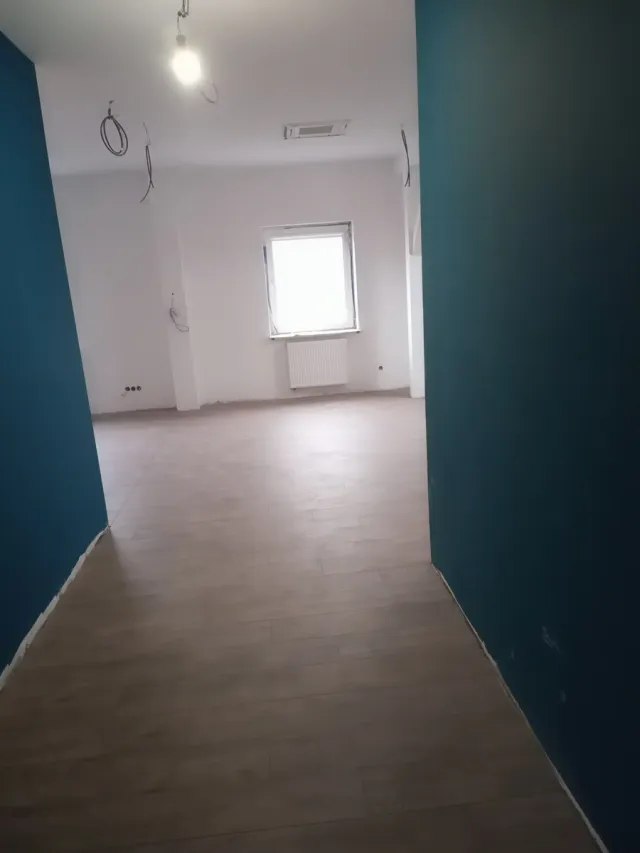 Wykończone wnętrze lokalu z pomalowanymi ścianami i ułożoną podłogą, realizacja w Krakowie
